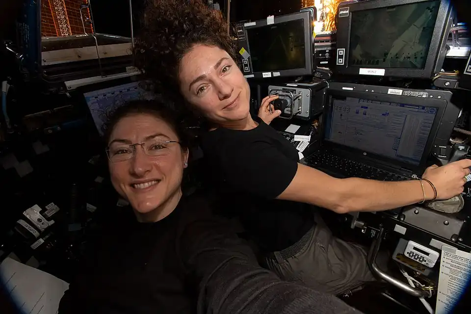 Koch et Meir prépare l'arrivée du cargo Cygnus à bord de la Cupola.