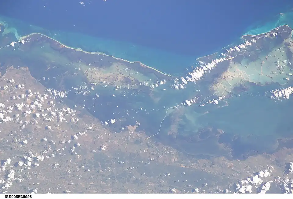 Du cayo Fragoso au cayo Santa Maria, avec la pedraplén traversant la baie de Buena Vista (en)