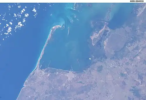 Vue satellite ; port de Santa Marta à la racine de la péninsule de Hicacos