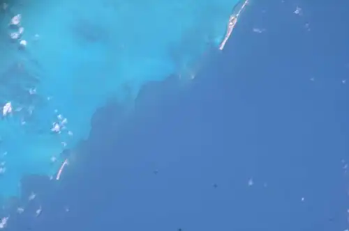 Cayo Sal (en haut vers la droite) et cayo Inglés (vers le coin en bas à gauche)