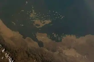 Vue satellite avec une mer et un désert.