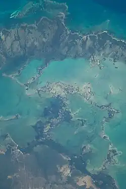 Péninsule sur Martí, divisant la baie