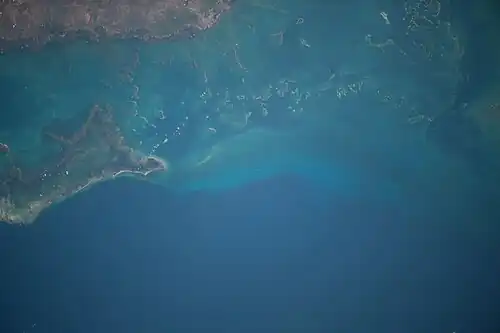 Santa Cruz del Sur contre le bord de la photo en haut ; cayos Pingues (de l'archipel Jardines de la Reina) au milieu à gauche