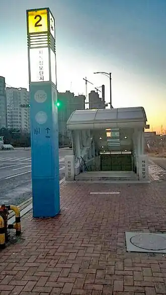 Bouche n°2 de la station, en 2017.