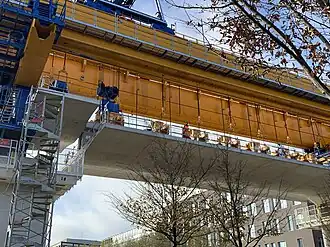 Lanceur assemblant les voussoirs du tablier du viaduc de Polytechnique, en novembre 2022.