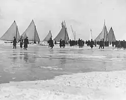 Bateaux sur glace dans la baie de Toronto, vers 1908.