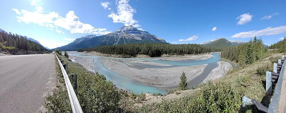 Sur la route Icefields Parkway près du camping Norman Creek (2021).