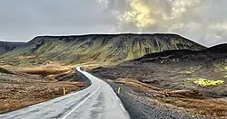Route 42 approche le montagne Vatnshliðarhorn