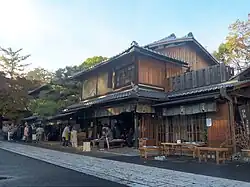 Ichimonjiya Wasuke (en), confiserie servant l'aburi-mochi dans l'enceinte intérieure de l'Imamiya-jinja