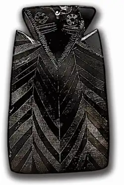 Plaque d'idole féminine présentant des similitudes avec les plaques bitriangulaires schématiques.