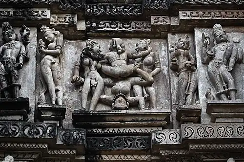 Scène érotico-acrobatique du temple Vishvanatha