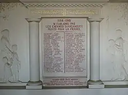 Photographie d'une plaque commémorative.