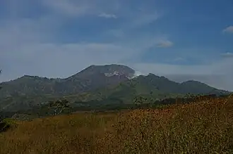 Le Merapi et le Kawah Ijen fumant vus depuis le fond de la caldeira de Kendeng de l'Ijen.
