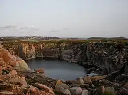 Lac creusé par les carrières sur l'île Aganton