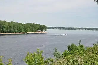 L'île Saint-Quentin (et sa plage), vue du site de Trois-Rivières-sur-Saint-Laurent.