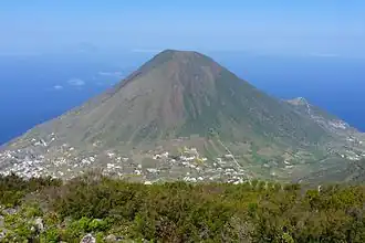 Salina, vue sur l'un des sommets, depuis le second.