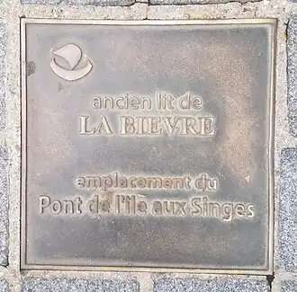 Plaque située à l'angle avec la rue Croulebarbe.