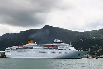 Photographie en couleurs du Costa neoClassica à Mahé (Victoria, Seychelles) en février 2015.