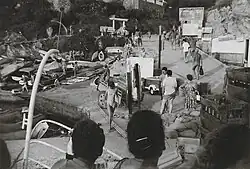 Cliché noir et blanc. Personnages sur un port depuis un navire.