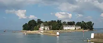 L'île Tristan vue du bout du quai de la « Ria de Pouldavid » à marée haute