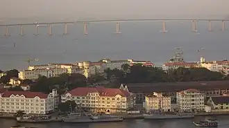 Vue panoramique de l'île des Cobras en 2004, avec le Pont Rio-Niterói à l'arrière plan.