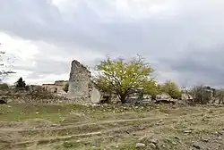 Photographie de ruines avec de la végétation autour.