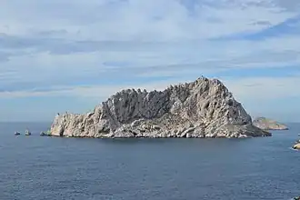 Vue de l'île Maïre avec les Pharillons sur la gauche et l'île Tiboulen de Maïre sur la droite.