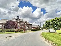La mairie-école, le monument aux morts et le foyer rural