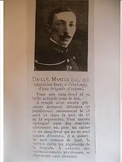 Coupure de journal de 1918 avec portrait en buste d'un militaire et texte imprimé.