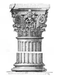 Chapiteau de l'ordre corinthien présentant un décor feuillagé et des volutes verticales.