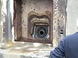 Lance-bombes de 135&nbsp;mm du bloc 9, vue de l'extérieur.