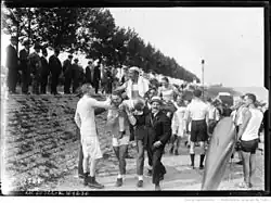 un homme porté par plusieurs autres hommes