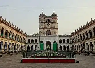 L'Imambara de Hooghly, un important lieu de culte chiite sur les rives de l'Hooghly, construit au XIXe&nbsp;siècle.