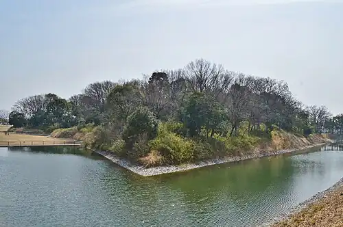 Kofun d'Imashirozuka, entouré par son fossé empli d'eau. L. 190 m. Takatsuki, Osaka. VIe siècle.