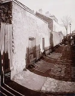 Vue de la rue au niveau du no&nbsp;24 (idem).