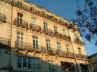 Juin 2003, vue d'un immeuble du XIXe&nbsp;siècle autour de la place.