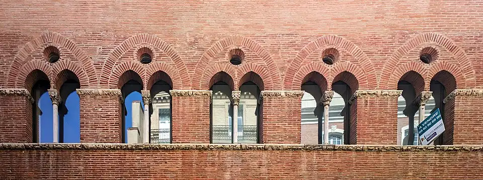 no 15 : baies géminées du deuxième étage.