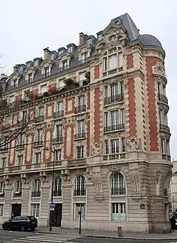 No 2 : immeuble au croisement avec la rue de Vaugirard.