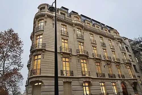 No&nbsp;28, au croisement avec l'avenue Percier.