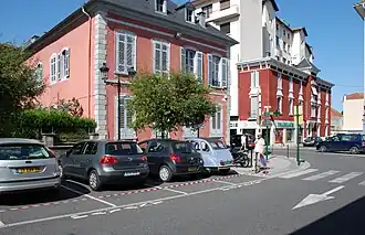 Immeubles de la couleur rose vif propre à l'architecture traditionnelle de la ville.