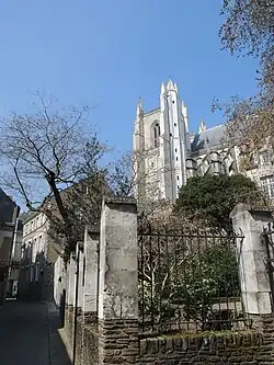 La cathédrale vue de l'impasse.