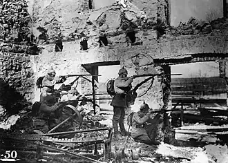 Soldats allemands en position dans les ruines d'une usine, Chicago Tribune, 12 juin 1915.