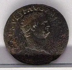 Photographie en couleur d'une pièce de monnaie antique.