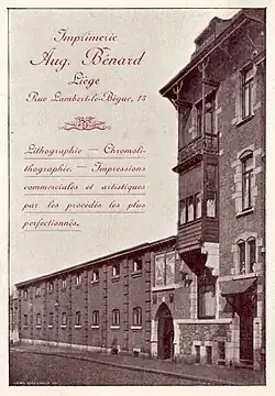 Imprimé publicitaire annonçant les services fournis par l'imprimerie d'Auguste Bénard, ce qui inclut la lithographie, la chromolithographie et des impressions commerciales et artistiques par les procédés les plus perfectionnés. Le feuillet publicitaire est illustré par une photographie de la maison-atelier de style Art nouveau de l'imprimeur-éditeur construite par l'architecte Paul Jaspar.