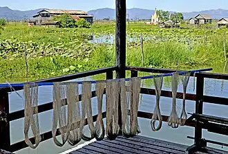 Séchage des fibres en Birmanie.