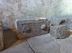 In dettaglio blocco di basalto con mammelle in rilievo