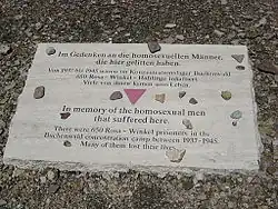 Triangle rose (Rosa Winkel en allemand), mémorial pour les homosexuels tués à Buchenwald.
