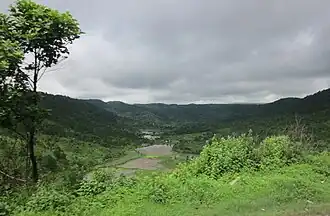 Entourée par l'Himalaya au nord, le Patkai à l'est et les monts Garo-Khasi au sud, l'Assam est relativement un État montagneux.