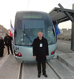 Philippe Roulet devant la rame inaugurale.