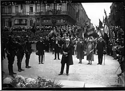Le drapeau du 43e&nbsp;RI et sa garde (à droite) salue lors de l'inauguration du monument au soldat français inconnu de Laeken le 17 juillet 1927.